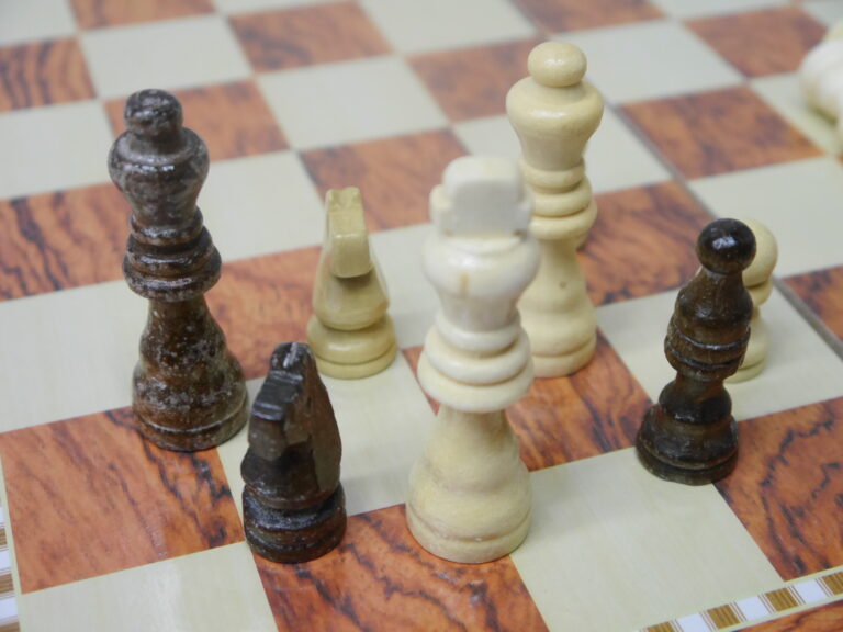 Jeu d'échecs / dames / jeu de backgammon pliant en bois naturel 3 en 1 - 40x40cm- لعبة الشطرنج ، ضاما والطاولة من الخشب – Image 9